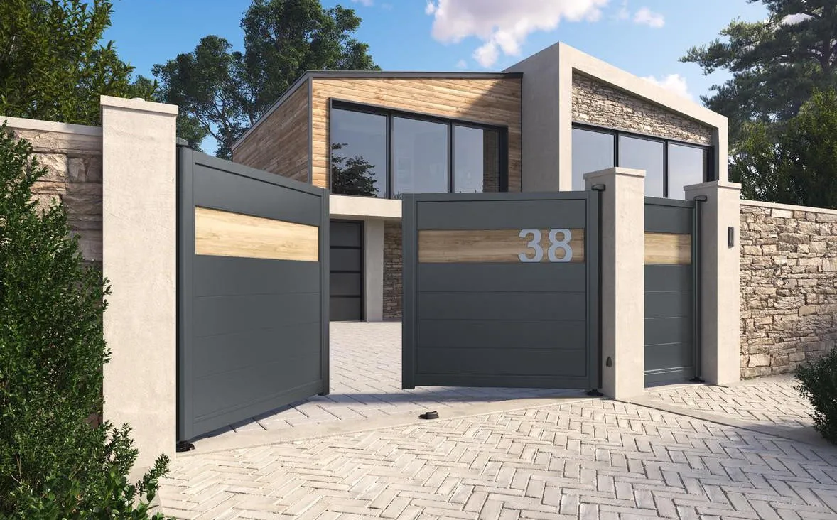 Portail aluminium sur-mesure posé à Rennes par Portail+